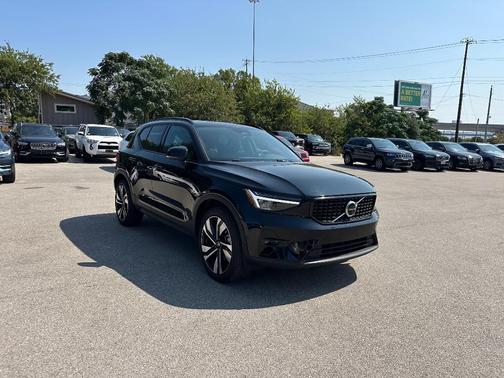 2025 Volvo XC40 B5 Plus Dark Theme