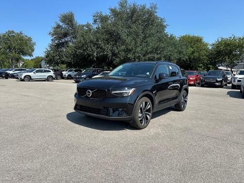 2025 Volvo XC40 B5 Plus Dark Theme