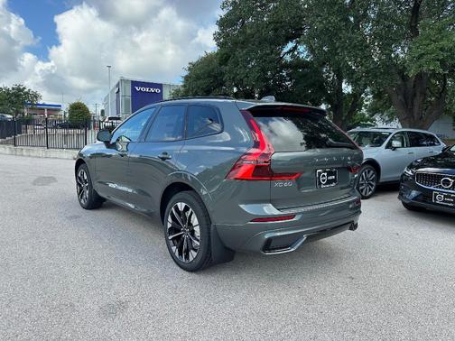 2026 Volvo XC60 B5 PLUS