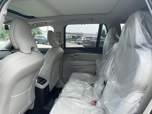 2024 Volvo XC90 Recharge Plug-In Hybrid T8 Ultimate Bright Theme 7-Seater