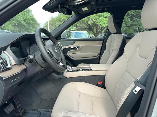 2025 Volvo XC90 Plug-In Hybrid T8 Plus 7-Seater