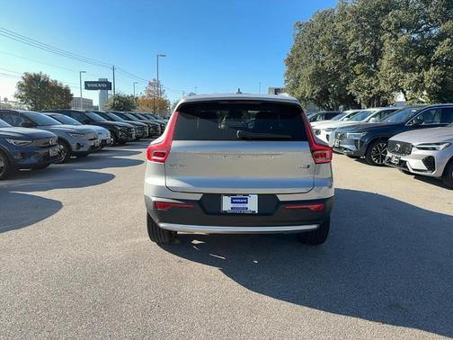 2023 Volvo XC40 B5 Plus Bright Theme
