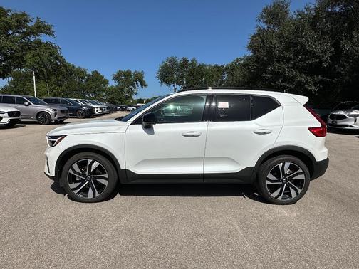 2025 Volvo XC40 B5 Plus Dark Theme