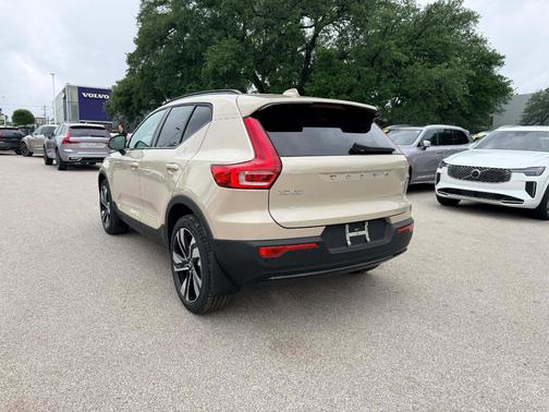 Sand Dune 2026 Volvo XC40 B5 Ultra
