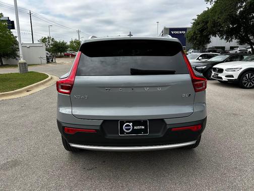 2025 Volvo XC40 B5 Plus Bright Theme