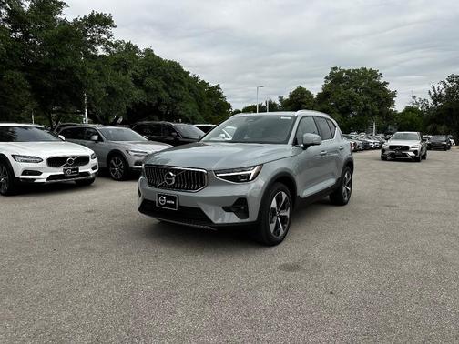 2025 Volvo XC40 B5 Plus Bright Theme