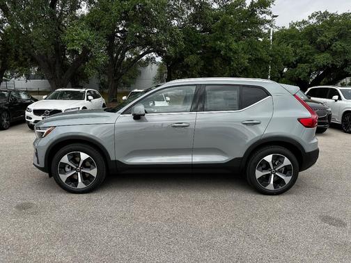 2025 Volvo XC40 B5 Plus Bright Theme