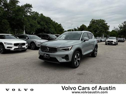 2025 Volvo XC40 B5 Plus Bright Theme