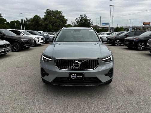 2025 Volvo XC40 B5 Plus Bright Theme