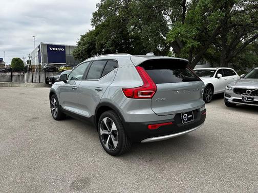 2025 Volvo XC40 B5 Plus Bright Theme