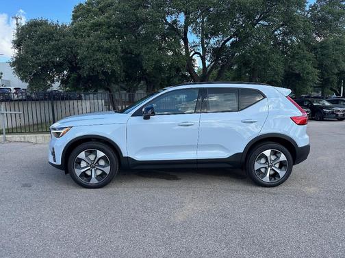 2026 Volvo XC40 B5 Plus