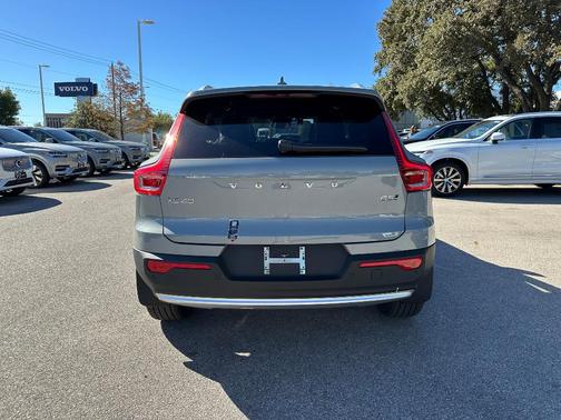 2025 Volvo XC40 B5 Plus Bright Theme