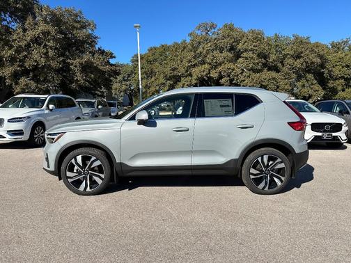 2025 Volvo XC40 B5 Plus Bright Theme