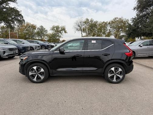 2025 Volvo XC40 B5 Plus Bright Theme