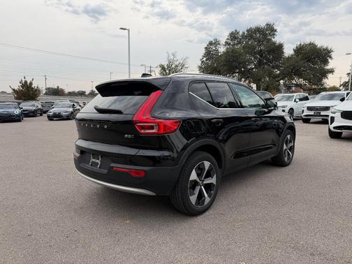 2025 Volvo XC40 B5 Plus Bright Theme