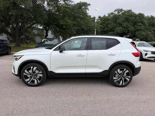 Crystal White 2026 Volvo XC40 B5 Ultra