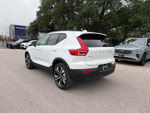 Crystal White 2026 Volvo XC40 B5 Ultra