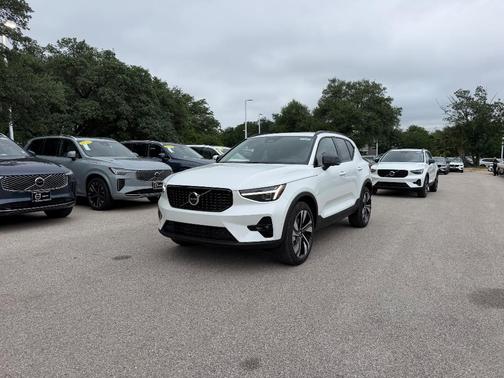 Crystal White 2026 Volvo XC40 B5 Ultra
