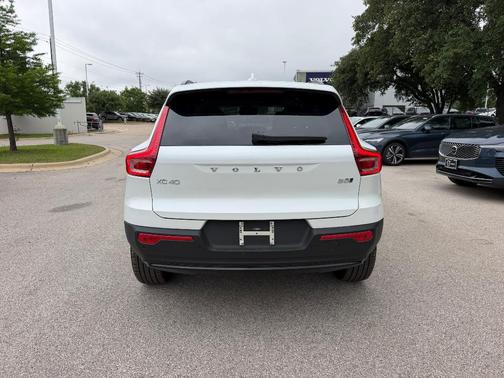 Crystal White 2026 Volvo XC40 B5 Ultra