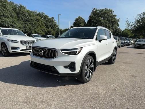 2025 Volvo XC40 B5 Ultra Bright Theme