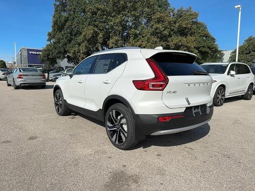 2025 Volvo XC40 B5 Ultra Bright Theme
