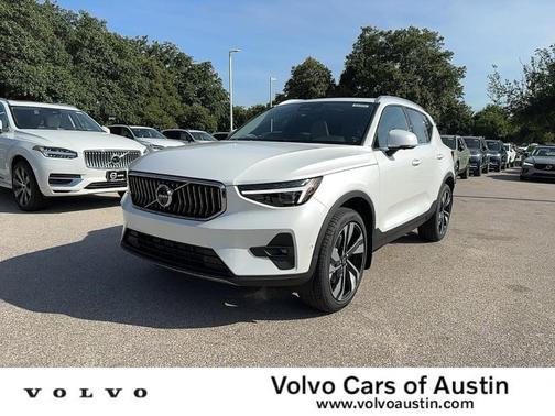 2025 Volvo XC40 B5 Ultra Bright Theme