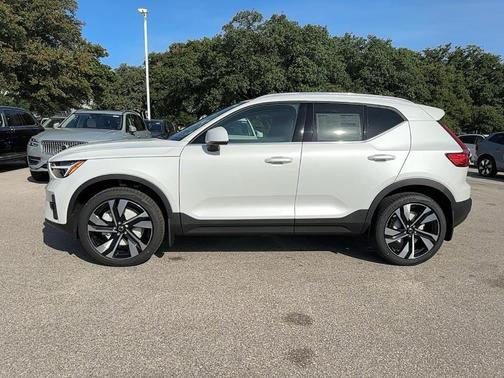 2025 Volvo XC40 B5 Ultra Bright Theme