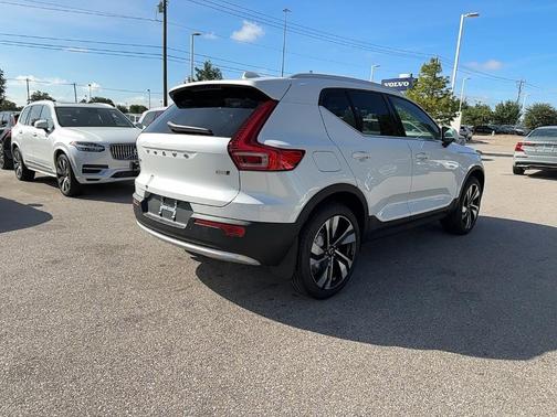 2025 Volvo XC40 B5 Ultra Bright Theme