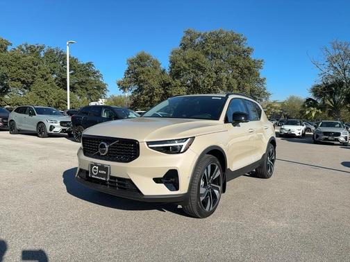 2026 Volvo XC40 B4 Plus