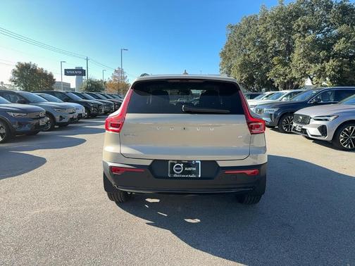 2026 Volvo XC40 B4 Plus