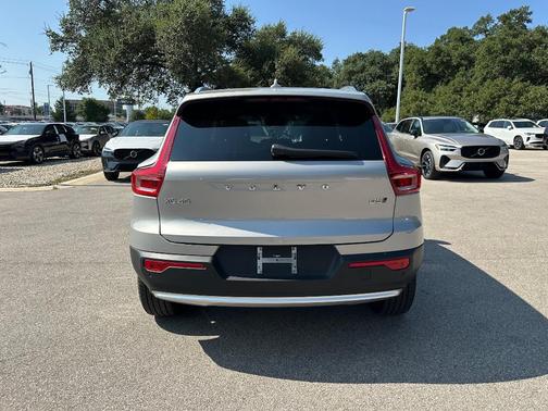 2025 Volvo XC40 B5 Plus Bright Theme