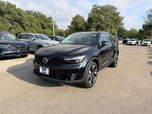2025 Volvo XC40 B5 Plus Dark Theme