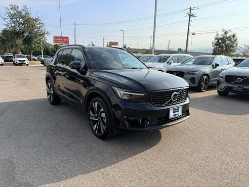2025 Volvo XC40 B5 Plus Dark Theme