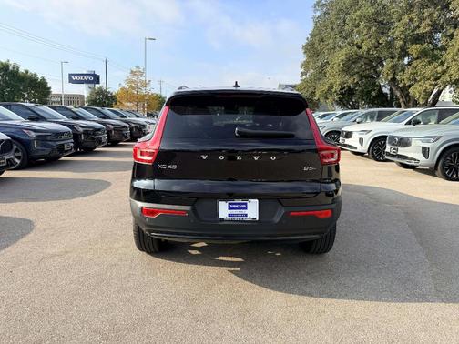 2025 Volvo XC40 B5 Plus Dark Theme
