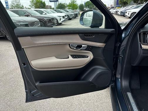2025 Volvo XC90 Plug-In Hybrid T8 Plus 7-Seater