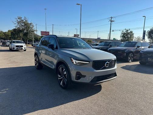 2025 Volvo XC40 B5 Plus Dark Theme