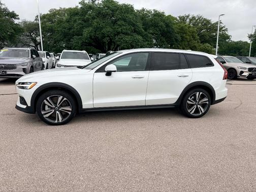 Crystal White Pearl 2025 Volvo V60 Cross Country B5 Plus