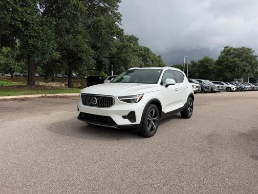 Crystal White Pearl 2025 Volvo XC40 B5 Core Bright Theme