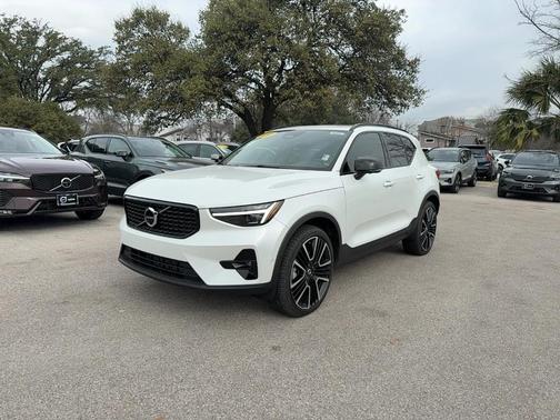 2024 Volvo XC40 B5 Ultimate Dark Theme
