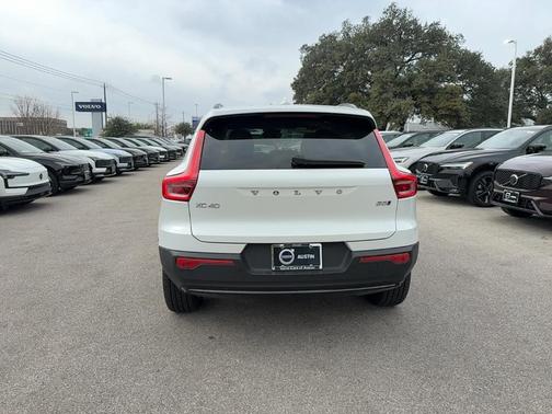 2024 Volvo XC40 B5 Ultimate Dark Theme