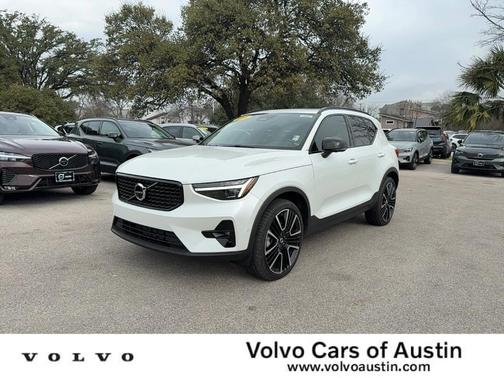 2024 Volvo XC40 B5 Ultimate Dark Theme