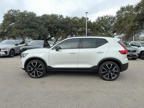 2024 Volvo XC40 B5 Ultimate Dark Theme