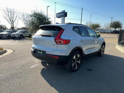 2026 Volvo XC40 B5 Plus
