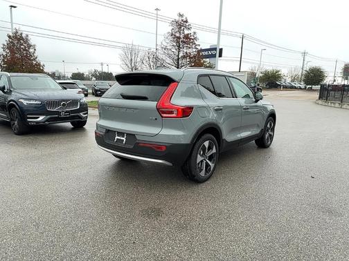 2025 Volvo XC40 B5 Plus Bright Theme