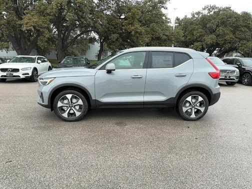 2025 Volvo XC40 B5 Plus Bright Theme
