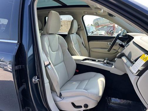 2025 Volvo XC90 B6 Plus 6-Seater