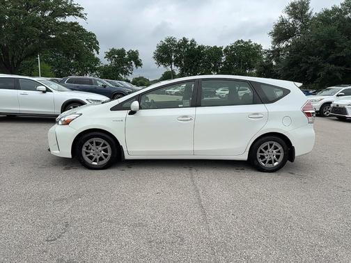 2017 Toyota Prius v Five