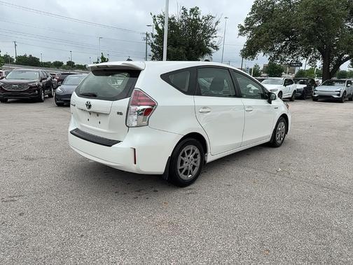 2017 Toyota Prius v Five