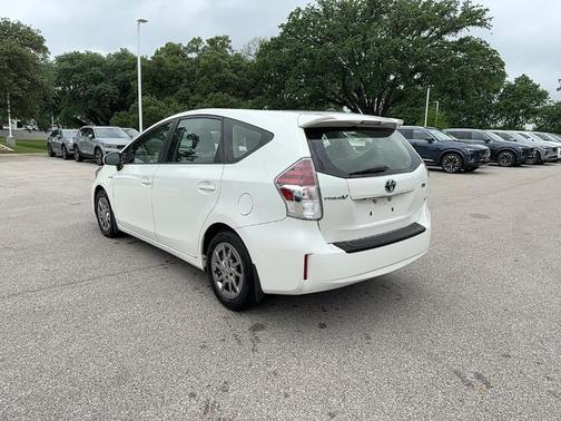 2017 Toyota Prius v Five