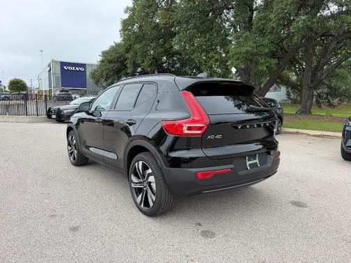 Onyx Black 2026 Volvo XC40 B5 Ultra